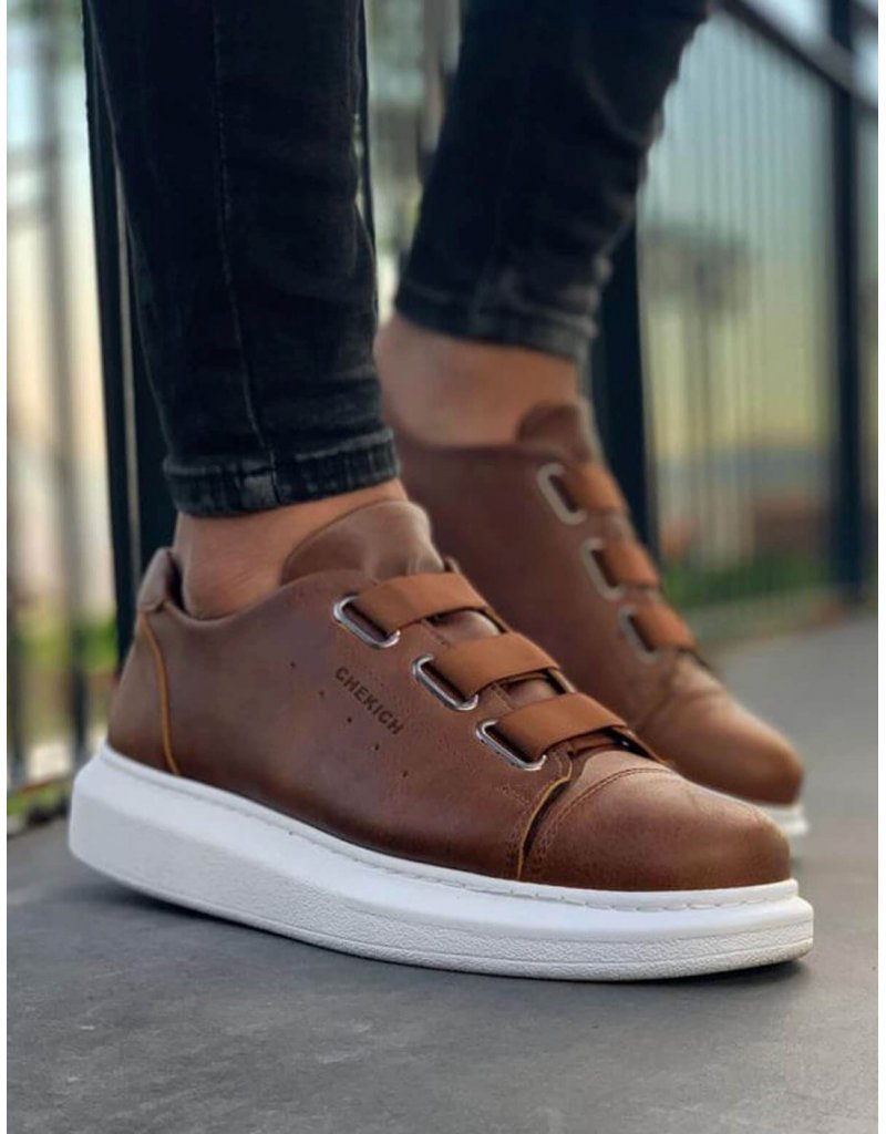 Sneakers με λευκή σόλα ή εντελώς λευκά