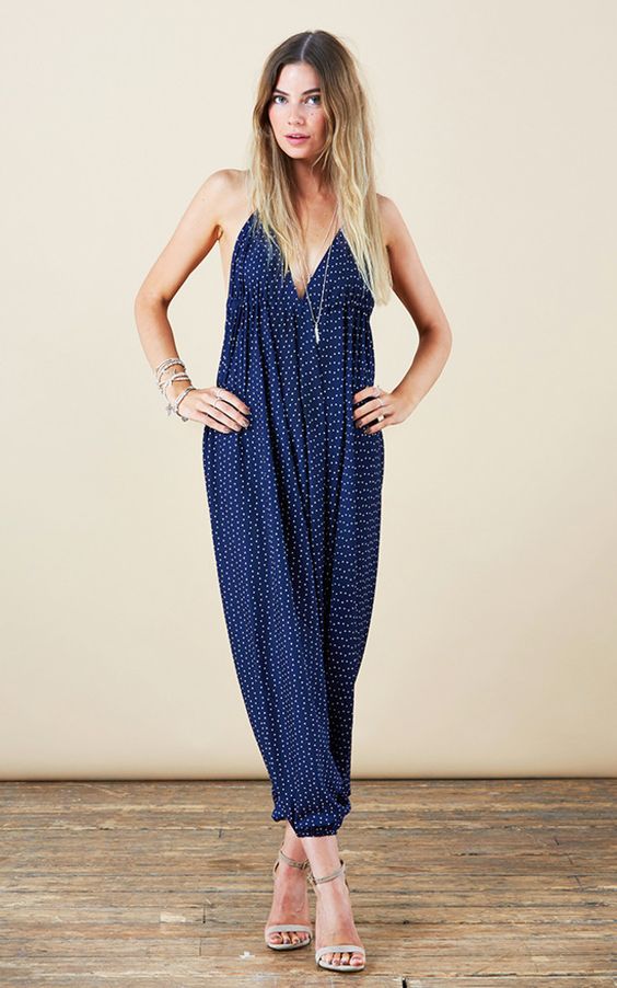 Οταν φοράς φαρδιά ολόσωμη, προτίμησε πέδιλα