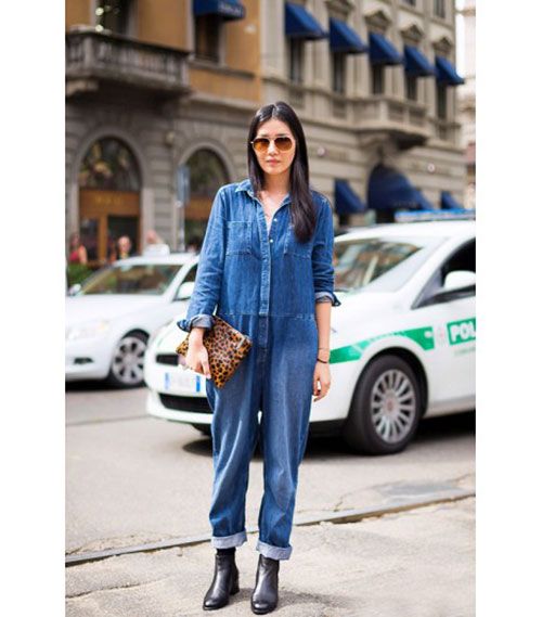 Για να πετύχεις casual look φόρεσέ την με μποτάκια