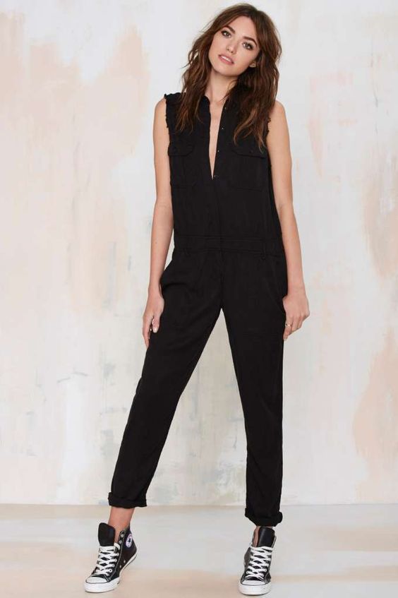 Τα sneakers σου θα δώσουν άλλο ύφος στην ολόσωμη φορμα