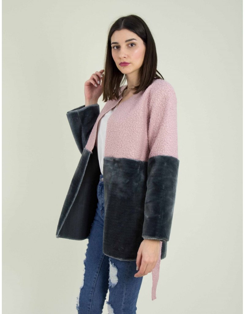 Παλτό με τζιν παντελόνι: απόλυτος συνδυασμός