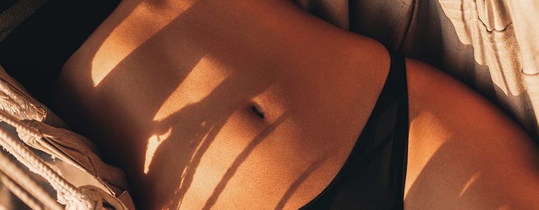 Διάλεξε το πιο μικρό μπικίνι στα πρώτα μπάνια σου για να μαυρίσεις παντού!